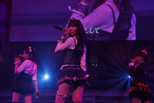 「AKB48 リクエストアワー セットリストベスト100 2013」1日目の様子。78位「口移しのチョコレート」を披露する入山杏奈、柏木由紀、山内鈴蘭。（C)AKS