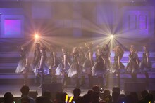 「AKB48 リクエストアワー セットリストベスト100 2013」1日目の様子。77位「風は吹いている」を披露するAKB48。（C)AKS