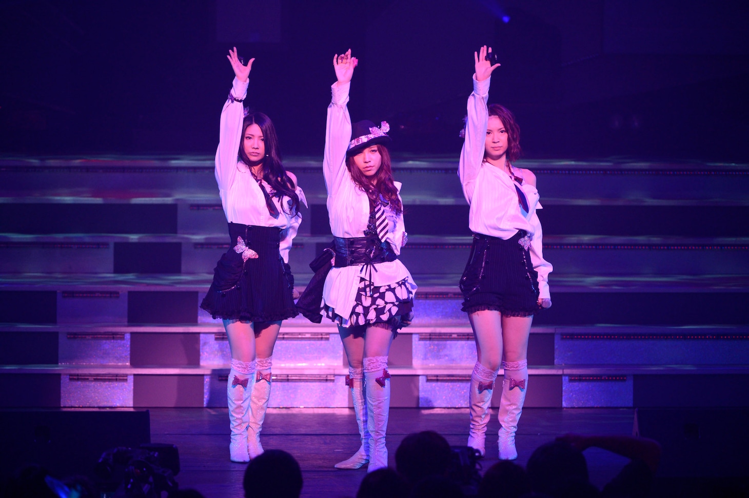 「AKB48 リクエストアワー セットリストベスト100 2013」1日目の様子。76位「抱きしめられたら」を披露する倉持明日香、河西智美、菊地あやか。（C)AKS