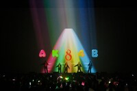 「AKB48 リクエストアワー セットリストベスト100 2013」1日目のオープニングの様子。（C)AKS