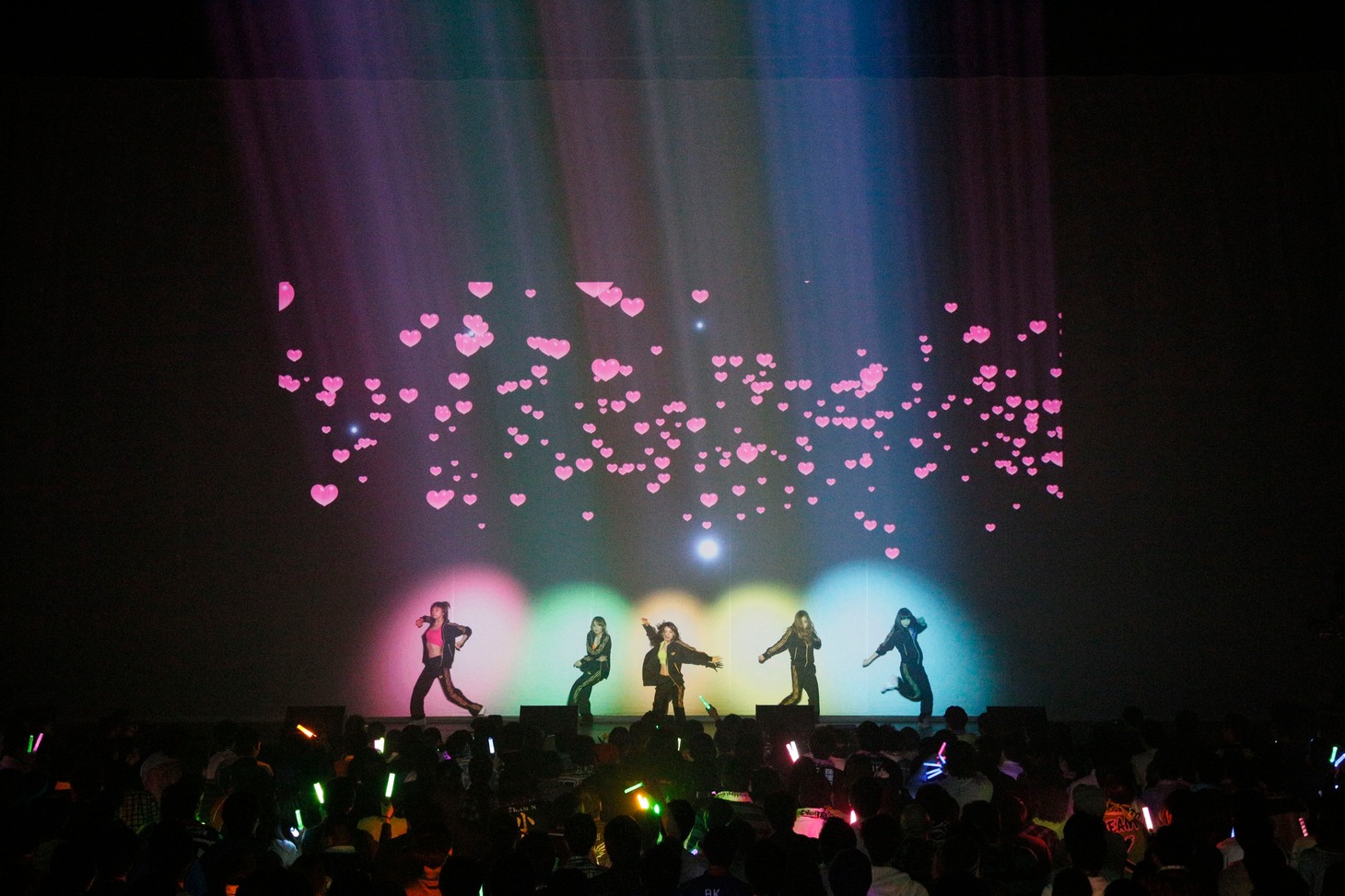 「AKB48 リクエストアワー セットリストベスト100 2013」1日目のオープニングの様子。（C)AKS