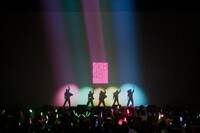 「AKB48 リクエストアワー セットリストベスト100 2013」1日目のオープニングの様子。（C)AKS