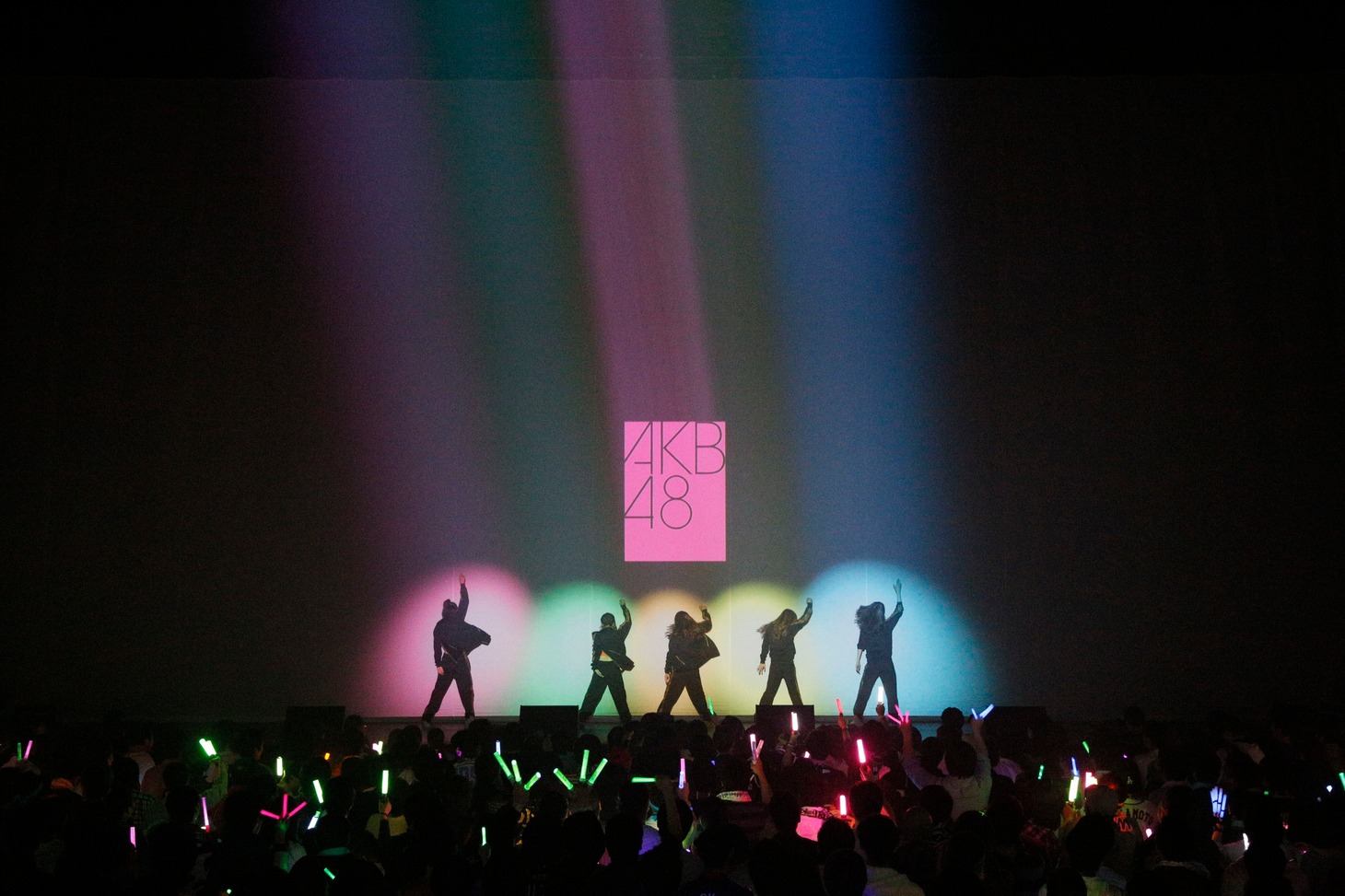 「AKB48 リクエストアワー セットリストベスト100 2013」1日目のオープニングの様子。（C)AKS
