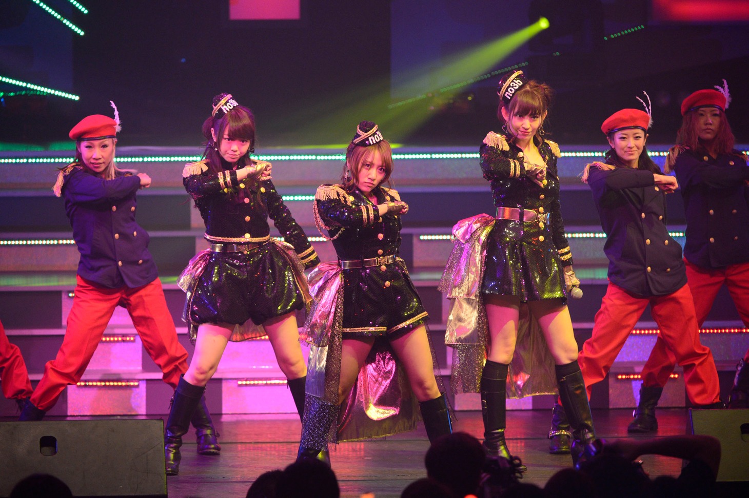 「AKB48 リクエストアワー セットリストベスト100 2013」1日目の様子。「キリギリス人」を披露するノースリーブス。（C)AKS