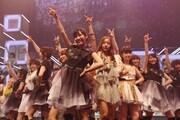 「AKB48 リクエストアワー セットリストベスト100 2013」1日目の様子。アンコールの最後で「Everyday、カチューシャ」を全員で披露。（C)AKS