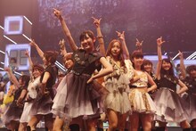 「AKB48 リクエストアワー セットリストベスト100 2013」1日目の様子。アンコールの最後で「Everyday、カチューシャ」を全員で披露。（C)AKS