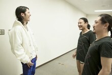 同じ格好をする笑い飯・西田幸治とBOBOを前に爆笑する雅-MIYAVI-。