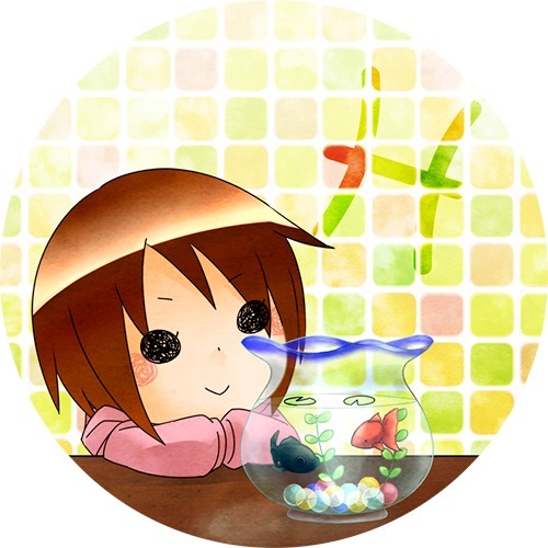 2月1日～3月31日に「カラオケの鉄人」でナノ考案メニューを注文すると先着でもらえる「ちびナノ缶バッチうお座ver.」のデザイン。