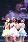 「AKB48 リクエストアワー セットリストベスト100 2013」2日目の様子。75位「ウィンブルドンへ連れて行って」を披露する須田亜香里、木崎ゆりあ、矢神久美。（C)AKS