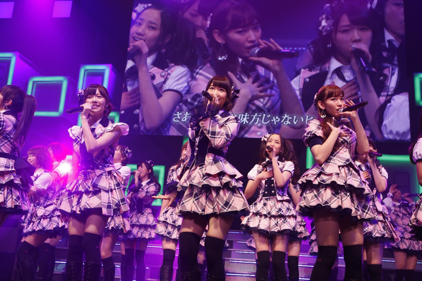 「AKB48 リクエストアワー セットリストベスト100 2013」2日目の様子。74位「正義の味方じゃないヒーロー」を披露するチームB。（C)AKS