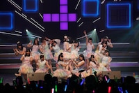 「AKB48 リクエストアワー セットリストベスト100 2013」2日目の様子。73位「キスだって左利き」を披露するSKE48。（C)AKS