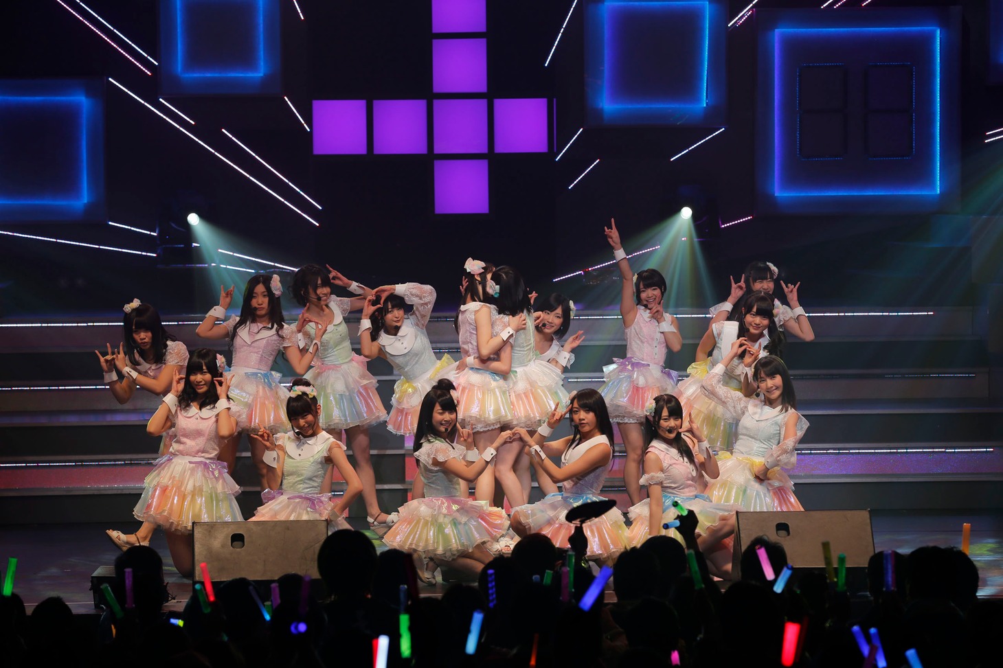 「AKB48 リクエストアワー セットリストベスト100 2013」2日目の様子。73位「キスだって左利き」を披露するSKE48。（C)AKS