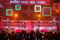 「AKB48 リクエストアワー セットリストベスト100 2013」2日目の様子。72位「嵐の夜には」を披露する小森美果、川栄李奈、鈴木まりや、宮崎美穂。（C)AKS