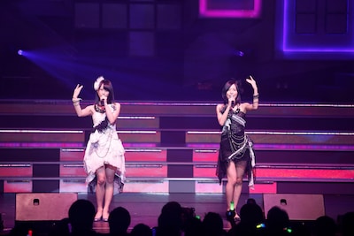「AKB48 リクエストアワー セットリストベスト100 2013」2日目の様子。70位「TWO ROSES」を披露する松井玲奈、松井珠理奈。（C)AKS