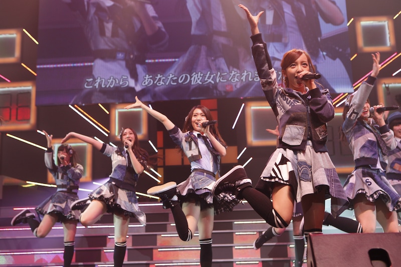 「AKB48 リクエストアワー セットリストベスト100 2013」2日目の様子。68位「彼女になれますか？」を披露するチームK。（C)AKS