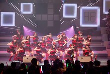 「AKB48 リクエストアワー セットリストベスト100 2013」2日目の様子。66位「お待たせSet list」を披露するチームKII。（C)AKS