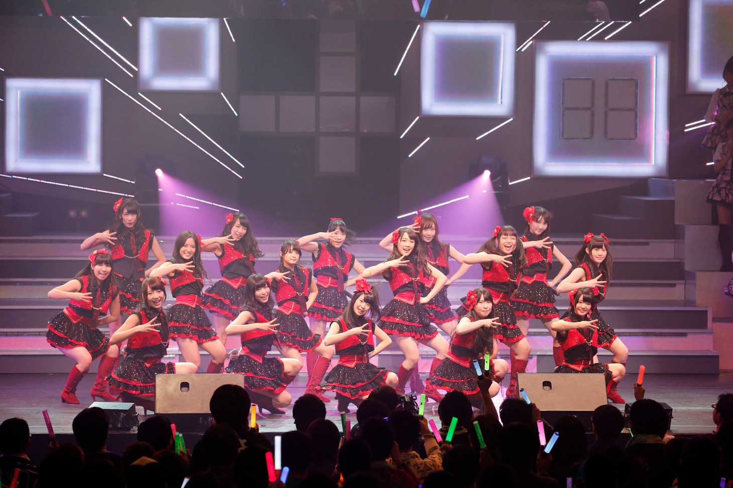 「AKB48 リクエストアワー セットリストベスト100 2013」2日目の様子。66位「お待たせSet list」を披露するチームKII。（C)AKS