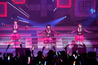 「AKB48 リクエストアワー セットリストベスト100 2013」2日目の様子。65位「クロス」を披露する井口栞里、高柳明音、松本梨奈。（C)AKS