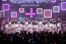 「AKB48 リクエストアワー セットリストベスト100 2013」2日目の様子。64位「桜の花びらたち」を披露。（C)AKS
