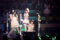 「AKB48 リクエストアワー セットリストベスト100 2013」2日目の様子。62位「キャンディー」を披露する佐藤亜美菜、河西智美、市川美織。（C)AKS