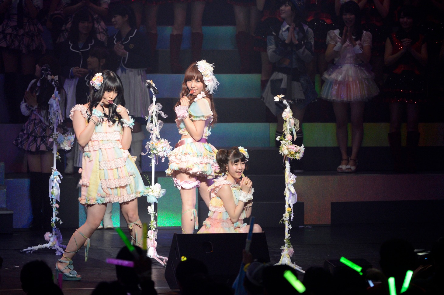 「AKB48 リクエストアワー セットリストベスト100 2013」2日目の様子。62位「キャンディー」を披露する佐藤亜美菜、河西智美、市川美織。（C)AKS