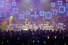 「AKB48 リクエストアワー セットリストベスト100 2013」2日目の様子。60位「恋を語る詩人になれなくて」を披露するチームS。（C)AKS