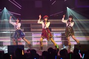 「AKB48 リクエストアワー セットリストベスト100 2013」2日目の様子。59位「フィンランド・ミラクル」を披露する矢方美紀、向田茉夏、赤枝里々奈。（C)AKS