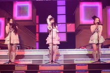 「AKB48 リクエストアワー セットリストベスト100 2013」2日目の様子。58位「残念少女」を披露する中塚智実、渡辺麻友、内田眞由美。（C)AKS
