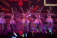 「AKB48 リクエストアワー セットリストベスト100 2013」2日目の様子。54位「フライングゲット」を披露。（C)AKS