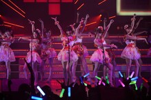 「AKB48 リクエストアワー セットリストベスト100 2013」2日目の様子。54位「フライングゲット」を披露。（C)AKS