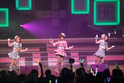 「AKB48 リクエストアワー セットリストベスト100 2013」2日目の様子。52位「逆転王子様」を披露する内田眞由美、峯岸みなみ、中塚智実。（C)AKS