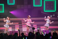 「AKB48 リクエストアワー セットリストベスト100 2013」2日目の様子。52位「逆転王子様」を披露する内田眞由美、峯岸みなみ、中塚智実。（C)AKS