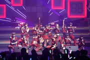 「AKB48 リクエストアワー セットリストベスト100 2013」2日目の様子。51位「Show fight!」を披露するフューチャーガールズ。（C)AKS