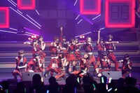 「AKB48 リクエストアワー セットリストベスト100 2013」2日目の様子。51位「Show fight!」を披露するフューチャーガールズ。（C)AKS
