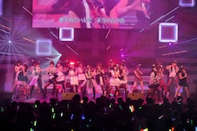 「AKB48 リクエストアワー セットリストベスト100 2013」2日目の様子。アンコールで「Ruby」を披露するチームA。（C)AKS