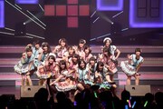 「AKB48 リクエストアワー セットリストベスト100 2013」2日目の様子。アンコールで「チョコの奴隷」を披露するSKE48。（C)AKS