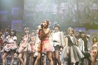 「AKB48 リクエストアワー セットリストベスト100 2013」2日目の様子。アンコールで「ヘビーローテーション」を披露。（C)AKS