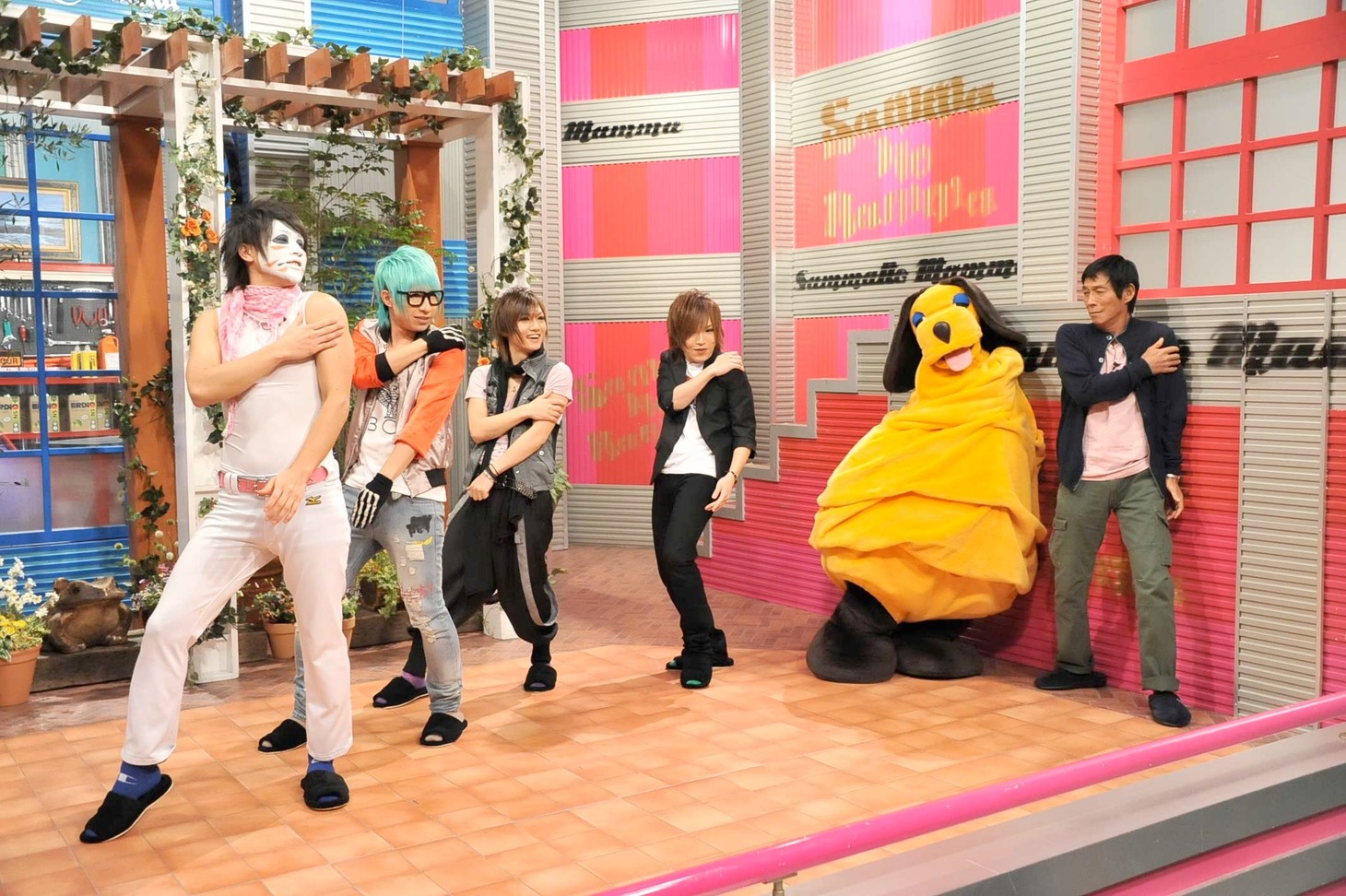 「女々しくて」を踊るゴールデンボンバー、まんまちゃん、明石家さんま。(c)KTV