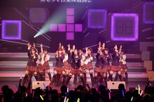 「AKB48 リクエストアワー セットリストベスト100 2013」3日目の様子。50位「大声ダイヤモンド」を披露するAK48若手メンバーたち。（C)AKS