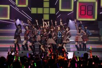 「AKB48 リクエストアワー セットリストベスト100 2013」3日目の様子。47位「Everyday、カチューシャ」を披露するAKB48。（C)AKS
