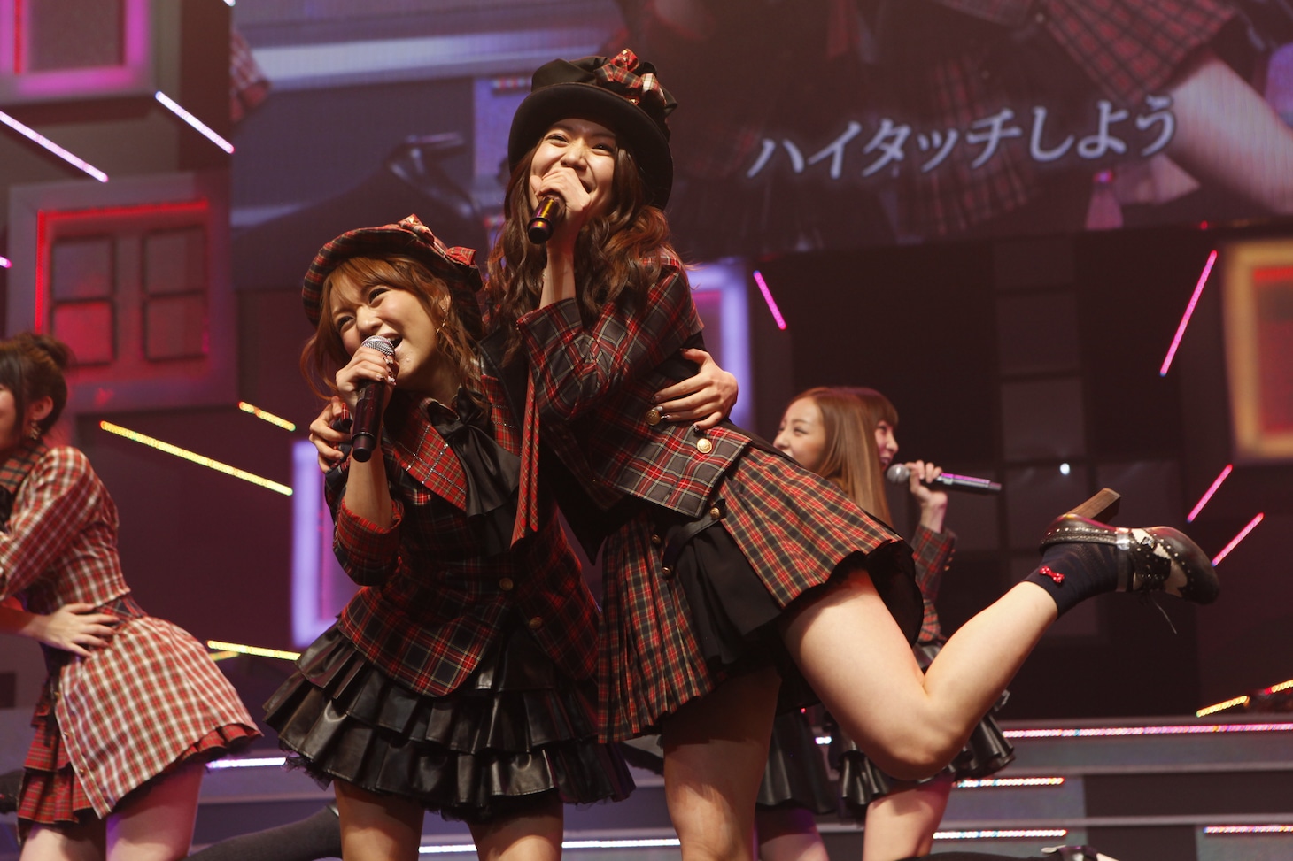 「AKB48 リクエストアワー セットリストベスト100 2013」3日目の様子。46位「GIVE ME FIVE!」を披露するAKB48。（C)AKS