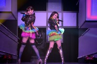 「AKB48 リクエストアワー セットリストベスト100 2013」3日目の様子。45位「スキャンダラスに行こう！」を披露する小嶋陽菜、大島優子。（C)AKS