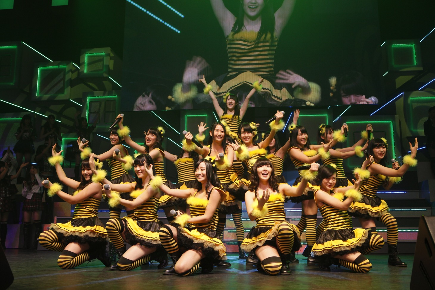 「AKB48 リクエストアワー セットリストベスト100 2013」3日目の様子。44位「みつばちガール」を披露するチームE。（C)AKS