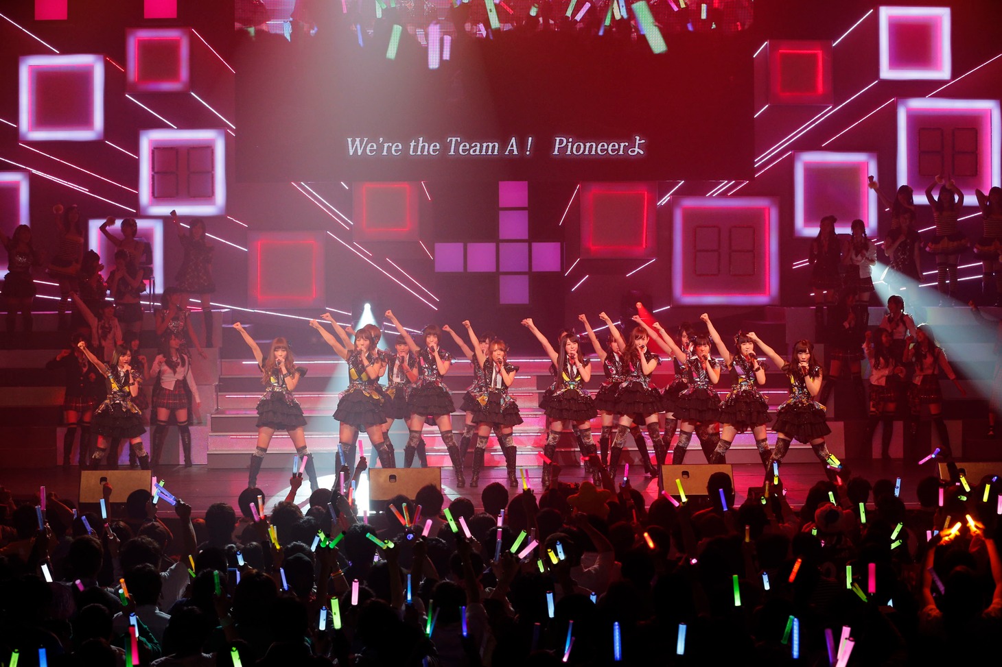 「AKB48 リクエストアワー セットリストベスト100 2013」3日目の様子。43位「Pioneer」を披露するチームA。（C)AKS