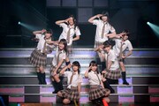 「AKB48 リクエストアワー セットリストベスト100 2013」3日目の様子。42位「羽豆岬」を披露するSKE48アンダーガールズBと佐藤実絵子。（C)AKS