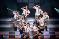 「AKB48 リクエストアワー セットリストベスト100 2013」3日目の様子。42位「羽豆岬」を披露するSKE48アンダーガールズBと佐藤実絵子。（C)AKS