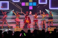 「AKB48 リクエストアワー セットリストベスト100 2013」3日目の様子。39位「くるくるぱー」を披露する菊地あやか、松原夏海、小林香菜、梅田彩佳、近野莉菜、大家志津香。（C)AKS