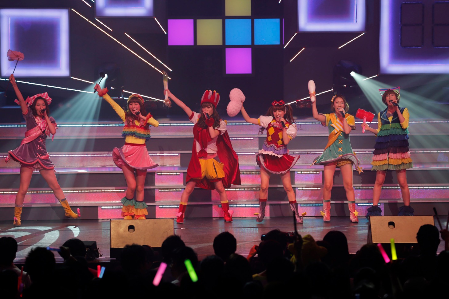 「AKB48 リクエストアワー セットリストベスト100 2013」3日目の様子。39位「くるくるぱー」を披露する菊地あやか、松原夏海、小林香菜、梅田彩佳、近野莉菜、大家志津香。（C)AKS