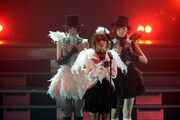 「AKB48 リクエストアワー セットリストベスト100 2013」3日目の様子。36位「Bird」を披露する篠田麻里子、高橋みなみ、宮澤佐江。（C)AKS