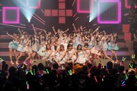 「AKB48 リクエストアワー セットリストベスト100 2013」3日目の様子。34位「真夏のSounds good!」を披露するAKB48。（C)AKS